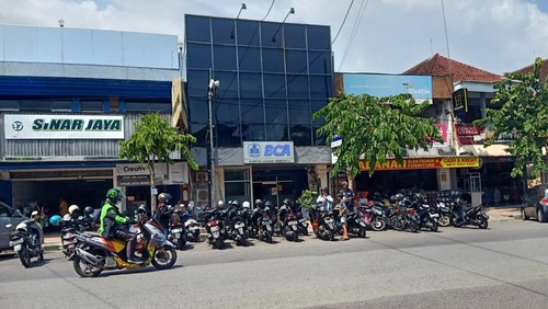 Salah satu titik retribusi parkir tepi jalan di Jalan Ngurah Rai, Jembrana, Bali, Selasa (2/1/2024).