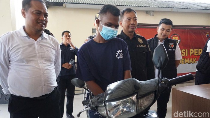 Pelaku begal payudara saat di Polres Dema, Rabu (3/1/2024).