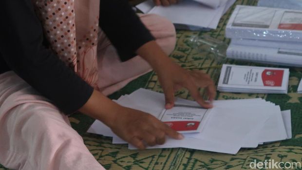 Proses pelipatan surat suara di gudang logistik Pemilu KPU Bantul, Jalan Parangtritis, Sewon, Bantul Rabu (3/1/2024).