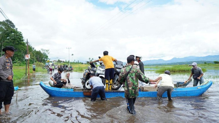 Pemotor gunakan rakit untuk melewati Jalan Lempur Danau, penghubung Kerinci-Sungai Penuh