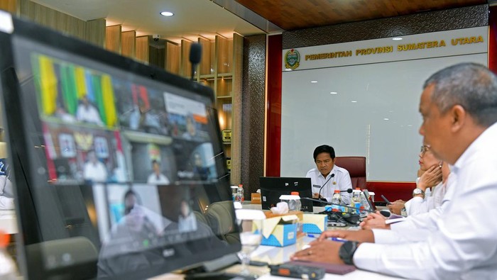 Pj. Gubernur Sumut Hassanudin mengikuti Rapat Koordinasi Pengendalian Inflasi Tahun 2024 yang diselenggarakan oleh Kementerian Dalam Negeri RI secara virtual, Rabu (3/1/2024). (Foto : Dinas Komunikasi dan Informatika Provinsi Sumut).