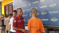 Tersangka menghabisi nyawa majikan dan ART  dengan golok.