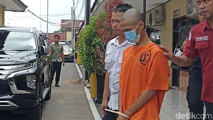 Polres Blitar Kota menetapkan AZF (21) sebagai tersangka kasus pembunuhan majikan dan asisten rumah tangga (ART) di Blitar, Rabu (3/1/2024).