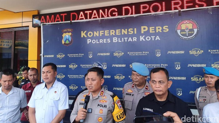 Penampakan Pelaku Pembunuhan Majikan dan ART di Blitar Polres Blitar Kota menetapkan AZF (21) sebagai tersangka kasus pembunuhan majikan dan asisten rumah tangga (ART) di Blitar, Rabu (3/1/2024).