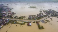 Data BPBD Sungai Penuh menyebutkan, ribuan rumah warga di empat kecamatan di kota itu meliputi Hamparan Rawang, Koto Baru, Kumun Debai, dan Tanah Kampung terendam banjir sejak Minggu (31/12/2023).