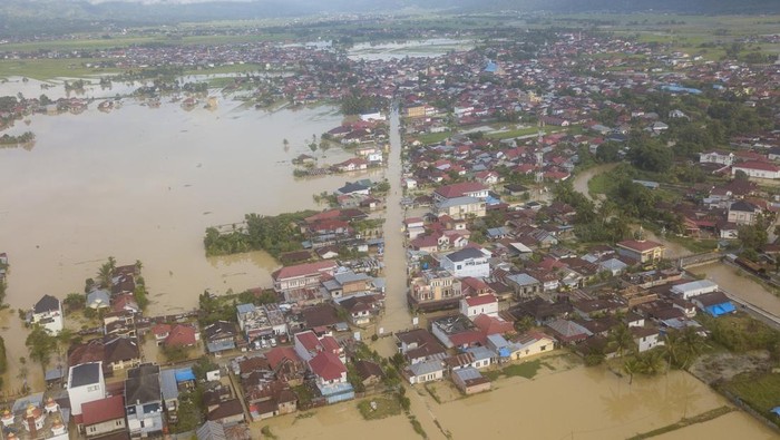 Foto udara kawasan permukiman yang terendam banjir di Hamparan Rawang, Sungai Penuh, Jambi, Rabu (3/1/2024). Data BPBD Sungai Penuh menyebutkan, ribuan rumah warga di empat kecamatan di kota itu meliputi Hamparan Rawang, Koto Baru, Kumun Debai, dan Tanah Kampung terendam banjir sejak Minggu (31/12/2023) akibat tingginya intensitas hujan dalam beberapa minggu terakhir. ANTARA FOTO/Wahdi Septiawan/nym.