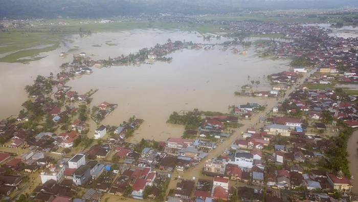 Penampakan Ribuan Rumah Warga di Sungai Penuh Jambi Terendam Banjir Foto udara kawasan permukiman yang terendam banjir di Hamparan Rawang, Sungai Penuh, Jambi, Rabu (3/1/2024). Data BPBD Sungai Penuh menyebutkan, ribuan rumah warga di empat kecamatan di kota itu meliputi Hamparan Rawang, Koto Baru, Kumun Debai, dan Tanah Kampung terendam banjir sejak Minggu (31/12/2023) akibat tingginya intensitas hujan dalam beberapa minggu terakhir. ANTARA FOTO/Wahdi Septiawan/nym.