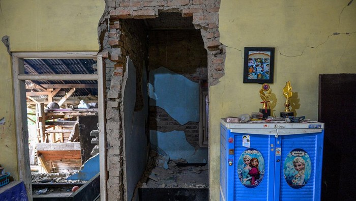 Gempa bumi berkekuatan magnitudo (M) 4,8 menimbulkan kerusakan khususnya rumah di Sumedang, Jawa Barat. Ini penampakannya.