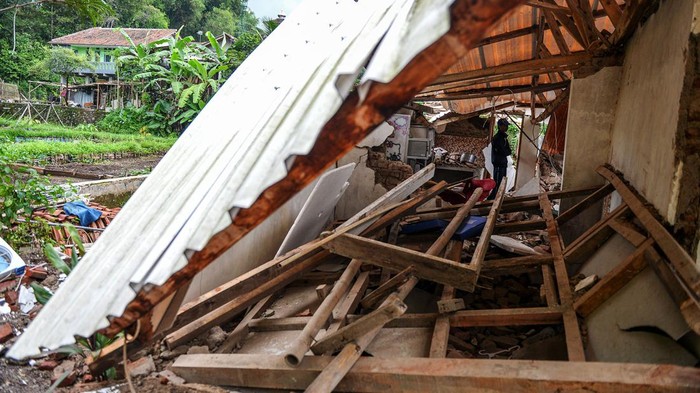 Penampakan Rumah Rusak Akibat Gempa Di Sumedang