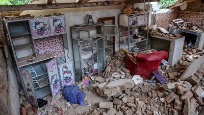 Penampakan Rumah Rusak Akibat Gempa di Sumedang