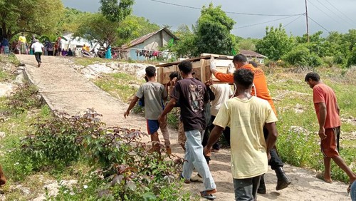 Tim SAR Gabungan dan masyarakat menggotong mayat Mustakim Musa yang ditemukan tewas di tepi jurang Pantai Desa Baolang, Kecamatan Pantar, Kabupaten Alor,  Rabu (3/1/2024) (Dok. Basarnas Maumere)