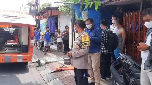 Perempuan lanjut usia (lansia) bernama Soemiati (64) ditemukan tewas dalam kondisi membusuk di sebuah toko batik, Jalan Waturenggong Nomor 106.