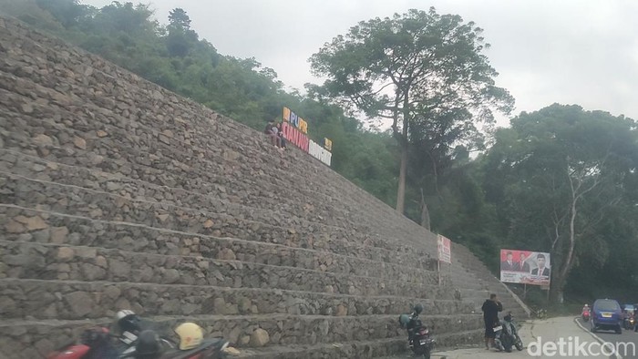 Pengendara nongkrong di TPT Longsor Cugenang, Cianjur