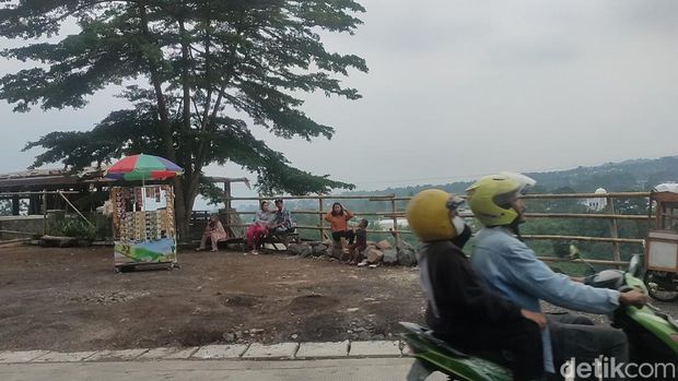 Pengendara nongkrong di TPT Longsor Cugenang, Cianjur