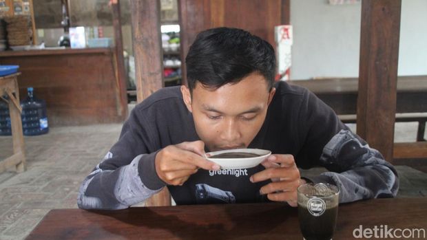 Pengunjung menikmati kopi santen di Desa Jepangrejo, Blora, Rabu (3/1/2024).