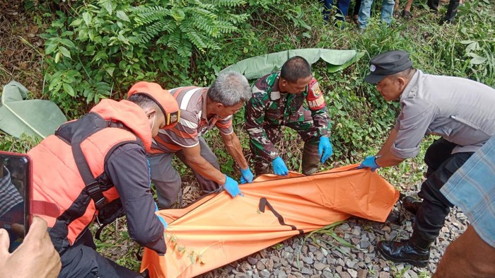 Petugas kereta api dan tim gabungan mengevakuasi jasad korban tersambar kereta api di OKU.