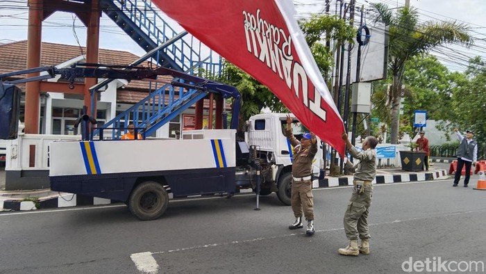 Petugas Satpol PP bersama Bawaslu menertibkan baligo yang melanggar aturan
