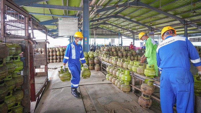 Petugas sedang mengisi LPG bersubsidi 3 Kg untuk didistribusikan ke masyarakat.
