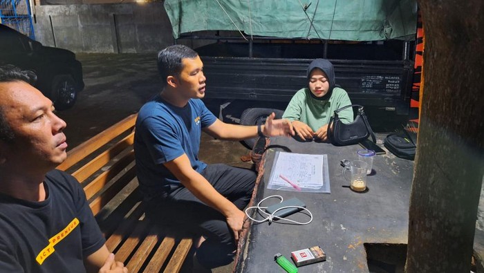 Pihak kepolisian saat menemui Khoirunnisa. (Foto: Dok. Polda Sumut)