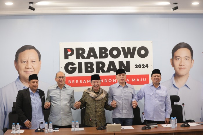 (Kanan ke kiri) Sekretaris TKN, Nusron Wahid; Dewan Penasihat TKN Prabowo-Gibran, Mochamad Iriawan; Pimpinan Pondok Pesantren Buntet Cirebon, KH Adib Rofiuddin Izza, Ketua TKN Prabowo-Gibran, Rosan Perkasa Roeslani dan Sekretaris Umum Yayasan Pondok Buntet Cirebon KH Ahmad Syauqi Chowas saat menggelar konferansı pers terkait dukungan di Media Center TKN, Kebayoran Baru, Jakarta, Rabu (3/1/2024).