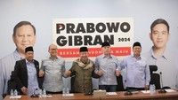 (Kanan ke kiri) Sekretaris TKN, Nusron Wahid; Dewan Penasihat TKN Prabowo-Gibran, Mochamad Iriawan; Pimpinan Pondok Pesantren Buntet Cirebon, KH Adib Rofiuddin Izza, Ketua TKN Prabowo-Gibran, Rosan Perkasa Roeslani dan Sekretaris Umum Yayasan Pondok Buntet Cirebon KH Ahmad Syauqi Chowas saat menggelar konferansı pers terkait dukungan di Media Center TKN, Kebayoran Baru, Jakarta, Rabu (3/1/2024). 