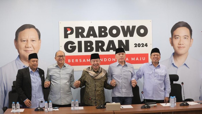 Pimpinan Ponpes Buntet Cirebon Dukung Prabowo-Gibran (Kanan ke kiri) Sekretaris TKN, Nusron Wahid; Dewan Penasihat TKN Prabowo-Gibran, Mochamad Iriawan; Pimpinan Pondok Pesantren Buntet Cirebon, KH Adib Rofiuddin Izza, Ketua TKN Prabowo-Gibran, Rosan Perkasa Roeslani dan Sekretaris Umum Yayasan Pondok Buntet Cirebon KH Ahmad Syauqi Chowas saat menggelar konferansı pers terkait dukungan di Media Center TKN, Kebayoran Baru, Jakarta, Rabu (3/1/2024).