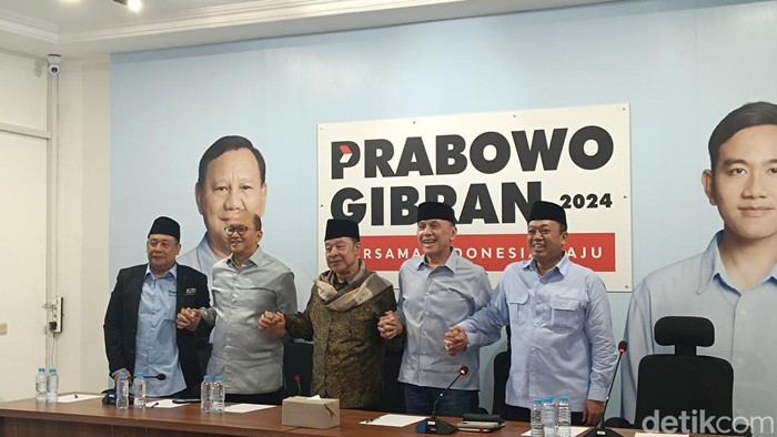 Pimpinan Ponpes Buntet Cirebon KH Adib Rofiuddin Izza menyatakan dukungannya terhadap Prabowo Subianto-Gibran Rakabuming Raka di Pilpres 2024.(Rizky/detikcom).