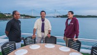 Dalam kesempatannya, Sandiaga menikmati panorama laut Kepri di atas pinisi. Selain itu, pujian juga turut tertuang dalam hidangan yang disediakan.