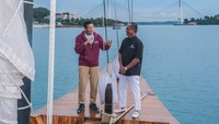 Wisata berlayar dengan kapal pinisi memang bukan produk wisata baru di Tanah Air. Namun, untuk di perairan Kepri, ini menjadi yang pertama dan menjadi salah satu daya tarik menarik. Pada kapal pinisi tersebut tersedia sejumlah fasilitas mulai dari tempat tidur, makanan, dan masih banyak lagi. Wisatawan bisa mencoba untuk menjajal paket 4 hari 3 malam atau 3 hari 2 malam.
