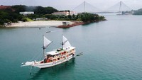 Kepri dikenal sebagai salah satu gerbang wisata bahari Indonesia. Itu membuat lanskap perairan di sini begitu menakjubkan. Terlebih dengan kehadiran kapal pinisi pada perairan Kepri, membuat pemandangannya semakin menarik.