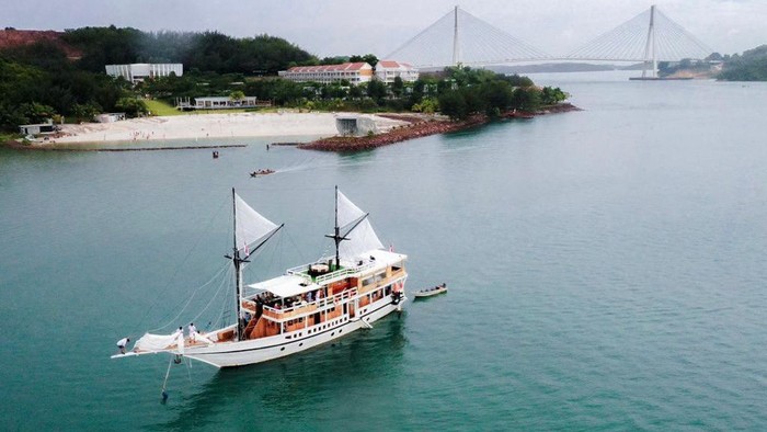 Menteri Pariwisata dan Ekonomi Kreatif (Menparekraf) menaiki kapal pinisi pertama di Kepri.