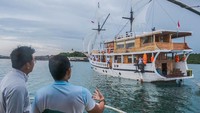 Menteri Pariwisata dan Ekonomi Kreatif (Menparekraf) Sandiaga Salahuddin Uno berkesempatan menikmati pengalaman berlayar sambil menikmati sunset dengan latar belakang jembatan Barelang yang menjadi ikon kota Batam.