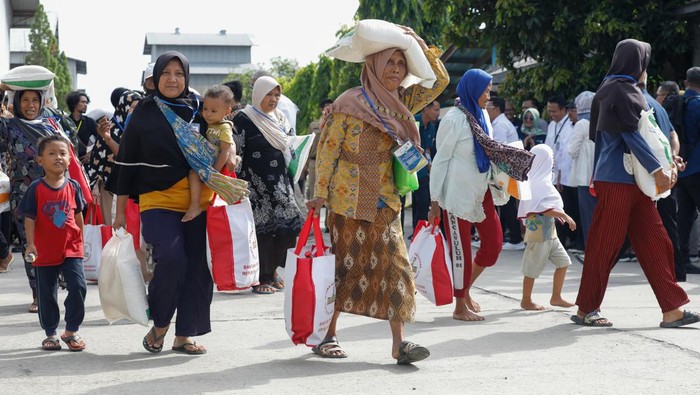 Pj Gubernur Jateng Dampingi Jokowi Serahkan Bantuan Pangan di Tegal