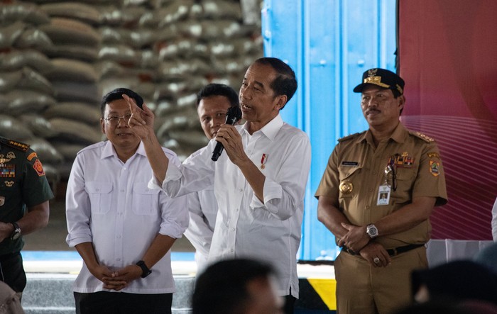 Pj Gubernur Jateng Dampingi Jokowi Serahkan Bantuan Pangan di Tegal