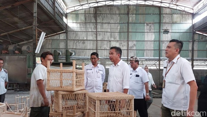 Pj Gubernur Jawa Barat Bey Machmudin saat meninjau kegiatan pembuatan furniture rotan di Cirebon.