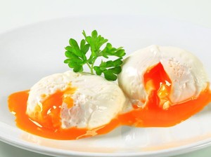 Tips Masak Poached Egg Anti Gagal ala Chef, Pakai Satu Bahan Ini