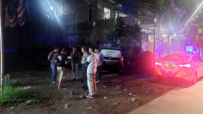 Polisi melakukan olah TKP di lokasi mobil parkir dibobol maling di Makassar, Sulsel.