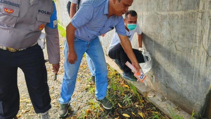 Polisi melakukan olah TKP  di lokasi penemuan mayat (