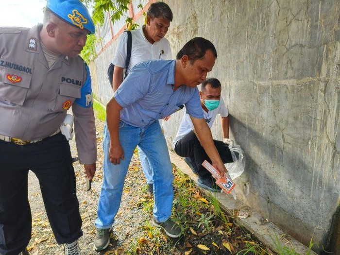 Polisi melakukan olah TKP  di lokasi penemuan mayat (