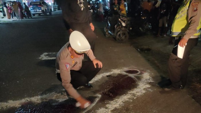 Polisi saat olah TKP kecelakaan. (Dok. Polres Padang Sidimpuan)