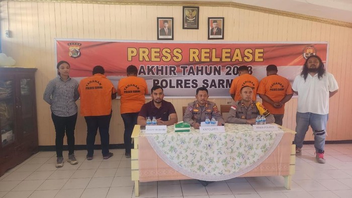 Polres Sarmi menggelar konferensi pers penetapan 3 tersangka kasus korupsi.