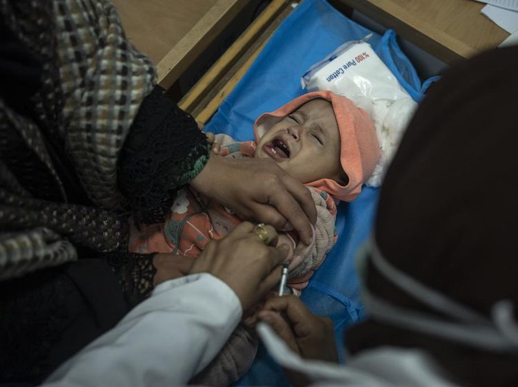 Potret Balita di Gaza Disuntik Vaksin Pentavalen