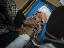 Potret Balita di Gaza Disuntik Vaksin Pentavalen