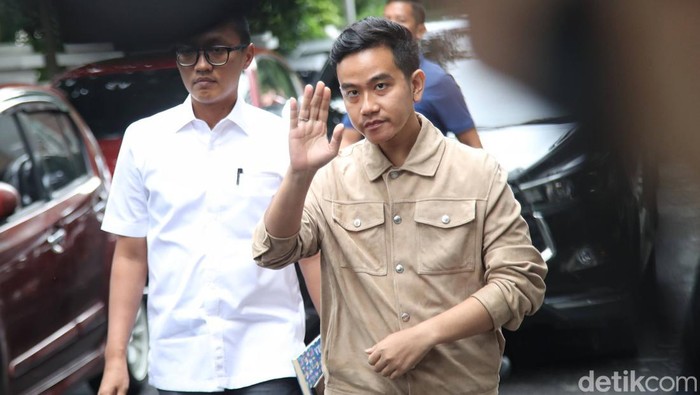 Cawapres nomor urut 02 Gibran Rakabuming Raka tiba di kantor Sekretariat Bawaslu Jakarta Pusat, Rabu (3/1/2024).