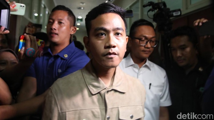Cawapres nomor urut 02 Gibran Rakabuming Raka tiba di kantor Sekretariat Bawaslu Jakarta Pusat, Rabu (3/1/2024).