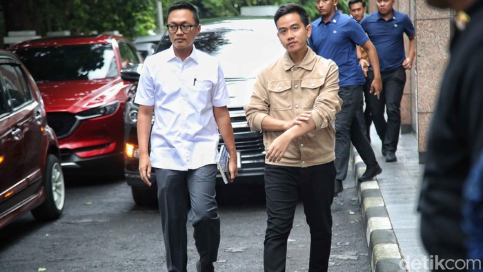 Potret Gibran Tiba di Bawaslu, Bakal Klarifikasi soal Bagi Susu Saat CFD Cawapres nomor urut 02 Gibran Rakabuming Raka tiba di kantor Sekretariat Bawaslu Jakarta Pusat, Rabu (3/1/2024).