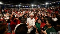 Pantauan detikcom, Rabu (3/1/2024) Ganjar dan Mahfud mulai masuk ke tempat acara pukul 20.24 WIB. Keduanya disambut riuh para hadirin. Keduanya menjadi sasaran selfie, kemudian berjalan sambil menyapa hadirin.