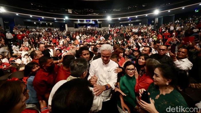 Potret Kompak Ganjar-Mahfud Hadiri Konser Lilin Putih Calon Presiden dan Wakil Presiden nomor urut 3 Ganjar Pranowo dan Mahfud MD menghadiri Konser Perayaan Natal dan Tahun Baru 2024 yang berlangsung di Jakarta, Rabu (3/1/2024). Konser untuk merayakan Natal dan Tahun Baru 2024 ini mengusung tema Konser Lilin Putih.