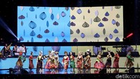 Setelah itu keduanya disuguhkan penampilan tari tradisional.