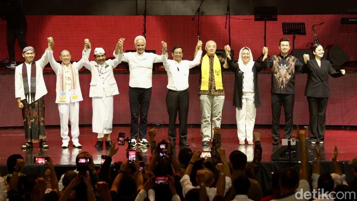 Calon Presiden dan Wakil Presiden nomor urut 3 Ganjar Pranowo dan Mahfud MD menghadiri Konser Perayaan Natal dan Tahun Baru 2024 yang berlangsung di Jakarta, Rabu (3/1/2024). Konser untuk merayakan Natal dan Tahun Baru 2024 ini mengusung tema Konser Lilin Putih.